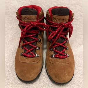 Women’s Columbia Hiking Boots - Size 9